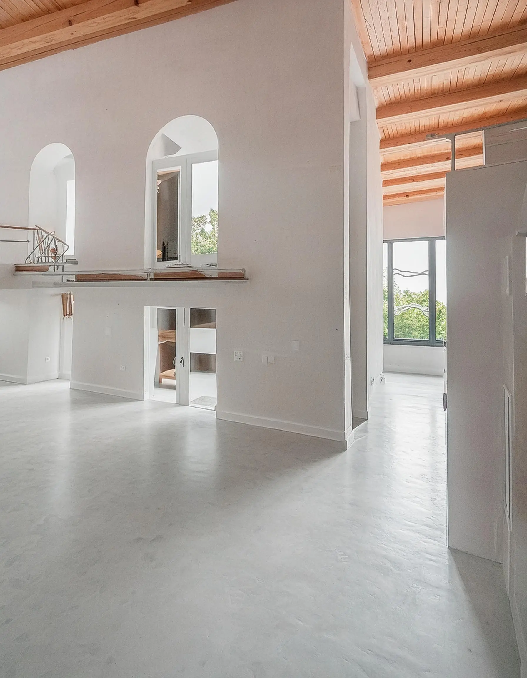 Eleganza e semplicità si incontrano grazie alla finitura Italstucco, che lascia la superficie liscia senza interventi strutturali.