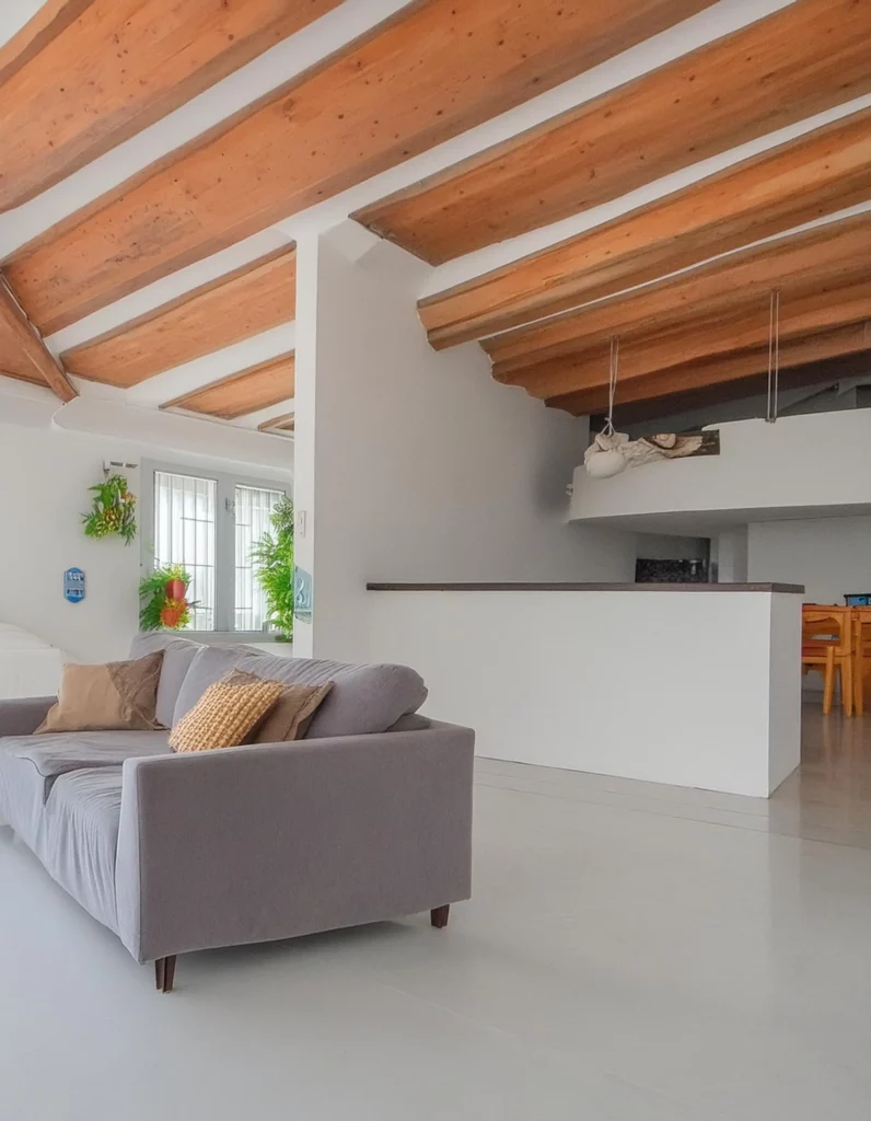 La qualità Italstucco si riflette in questa parete liscia e continua, che mantiene l’autenticità dell’ambiente originale.