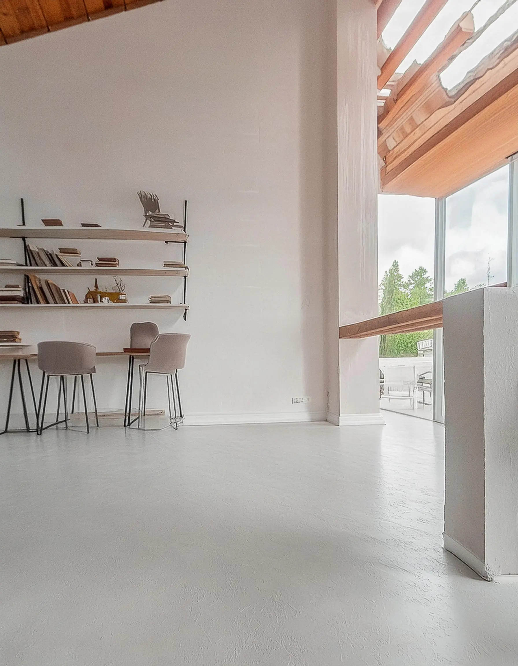 Un ambiente rilassante, rifinito con Italstucco, che unisce comfort visivo e una superficie perfettamente liscia.