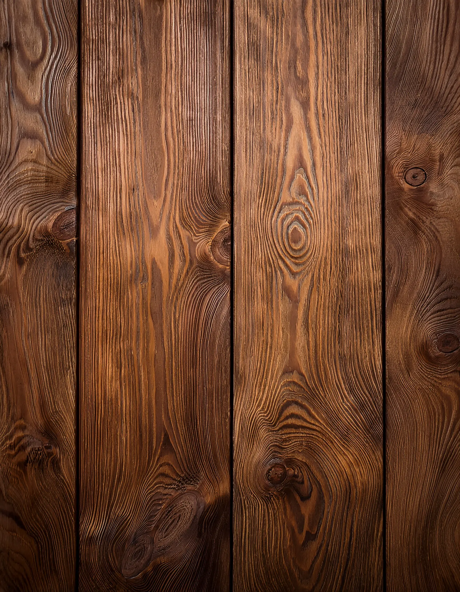 Legnolux esalta la bellezza del legno, creando superfici lisce e brillanti.