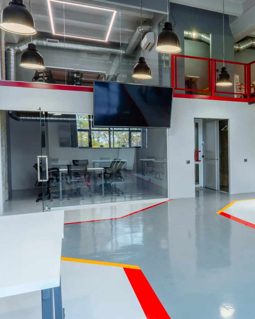 capannone con il pavimento pitturato