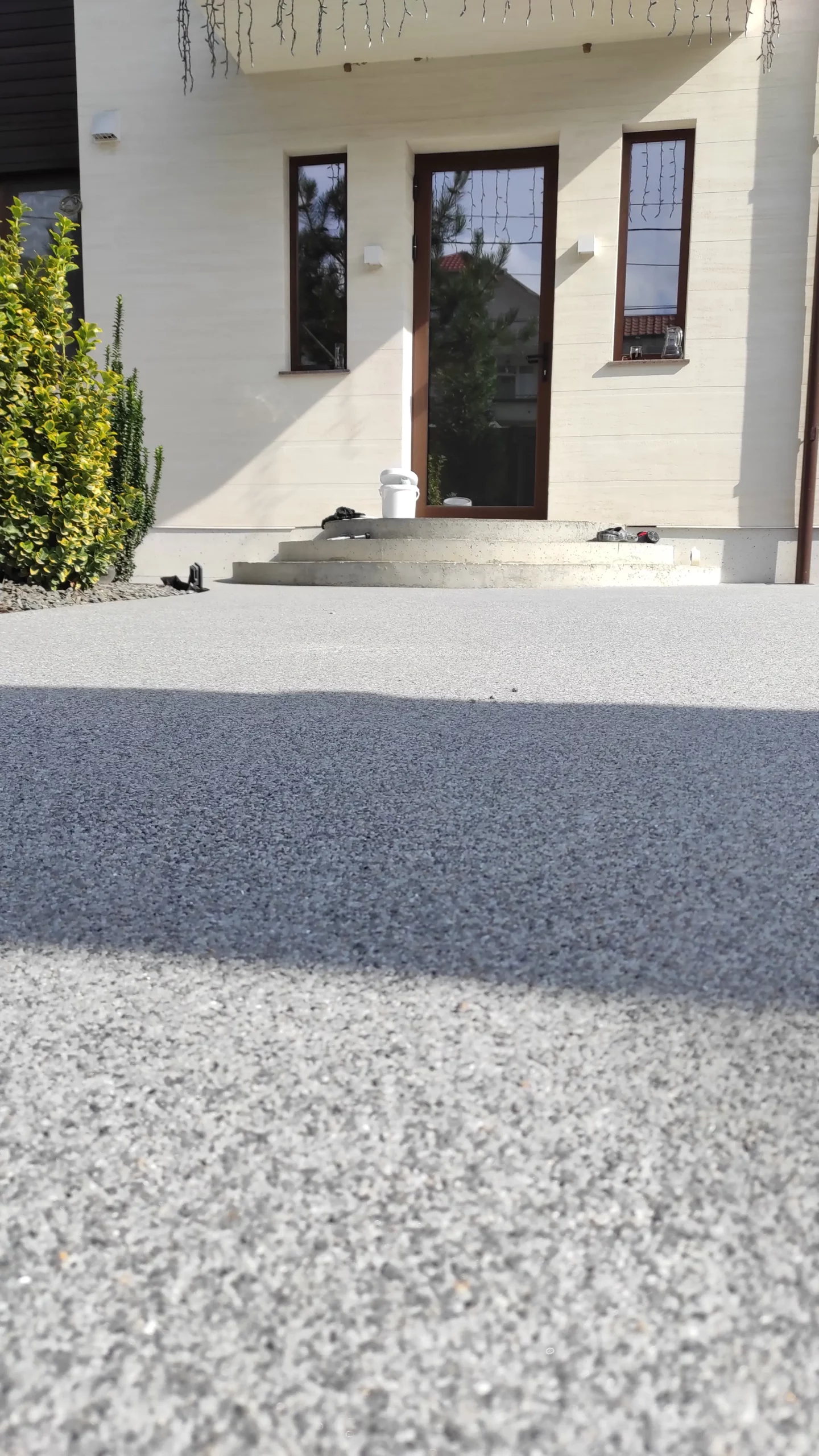 resina per pavimenti esterni in sasso drenante