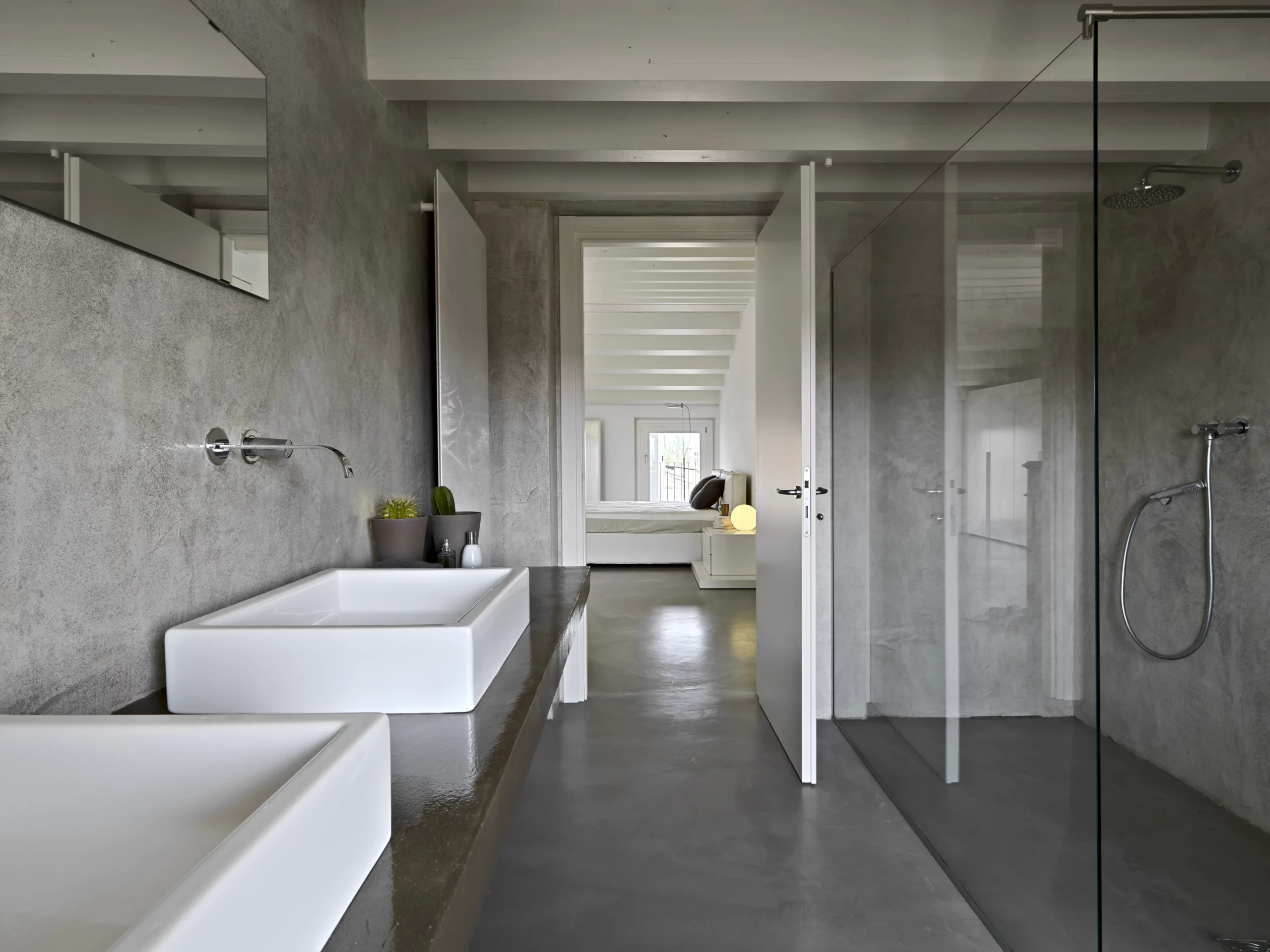 bagno moderno in microcemento con vernice trasparente protettivo