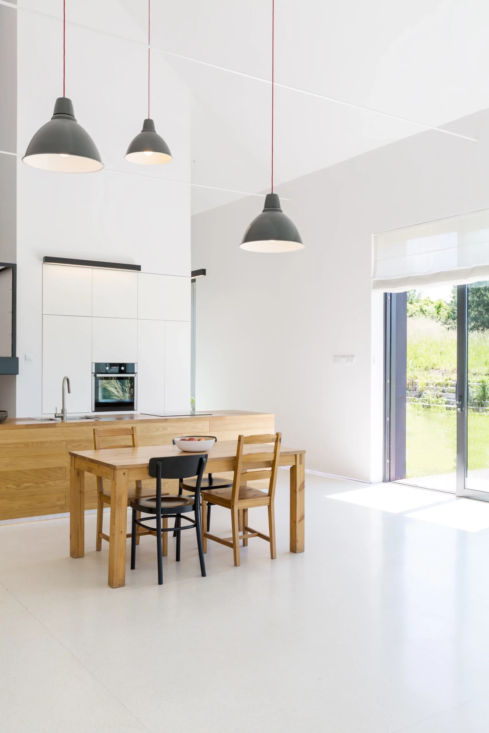 cucina moderna con pavimento in resina e pittura lavabile per muri