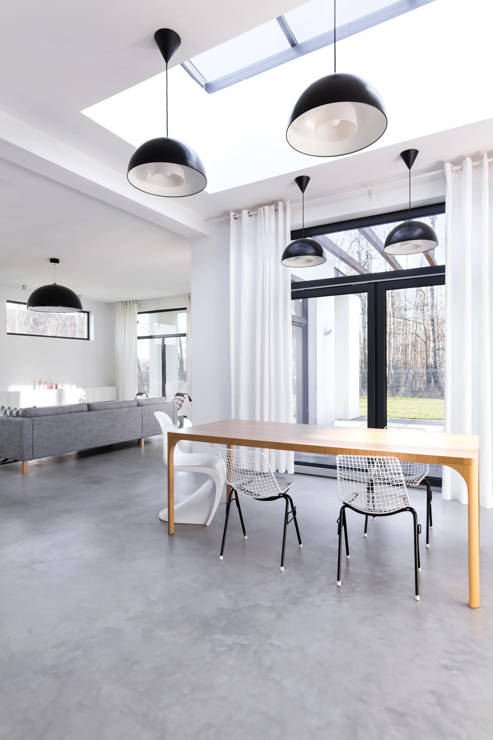 una sala da pranzo rivestita con resina per interni con effetto spatolato fine