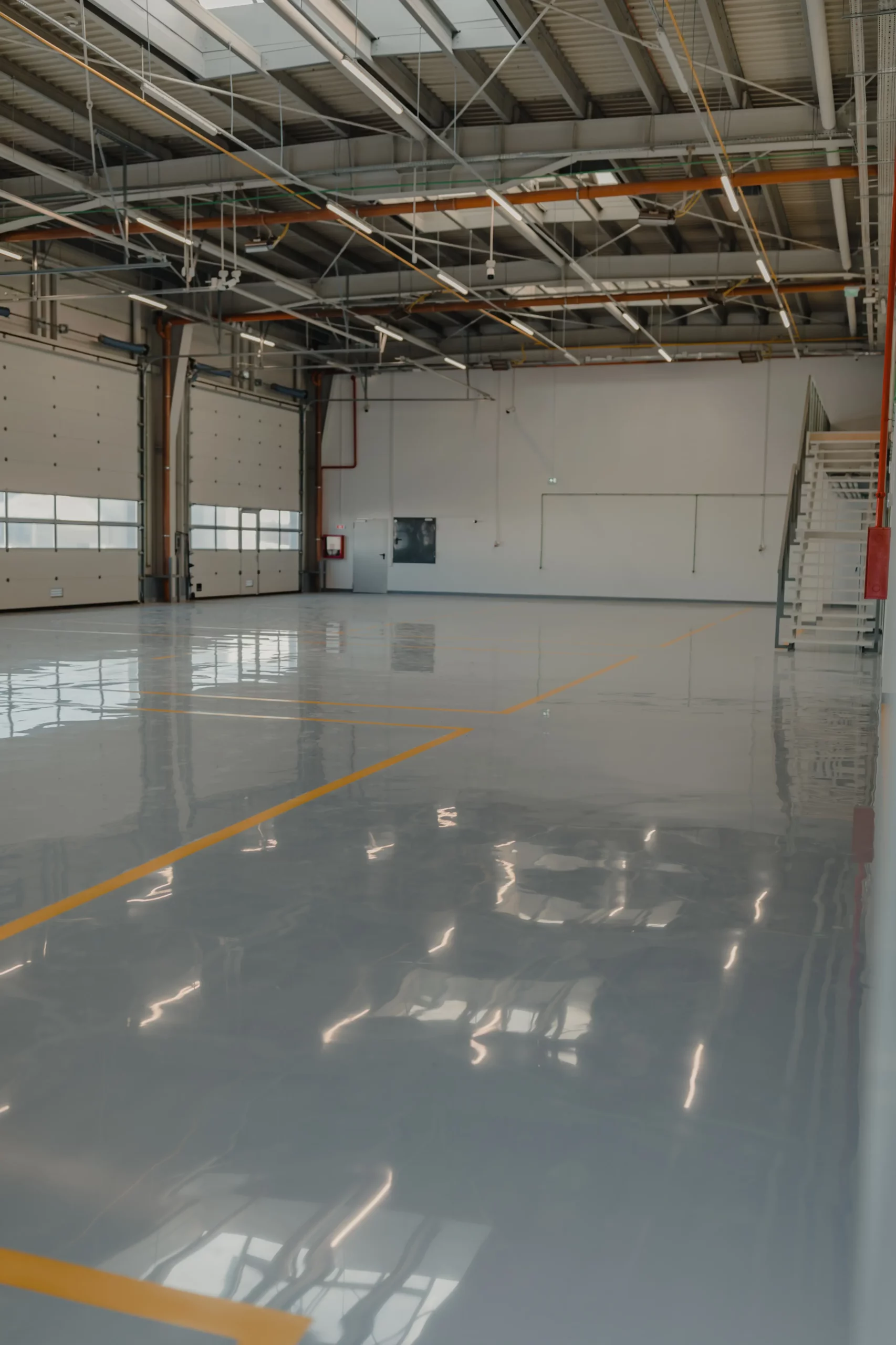 un garage il pavimento verniciato con resina epossidica