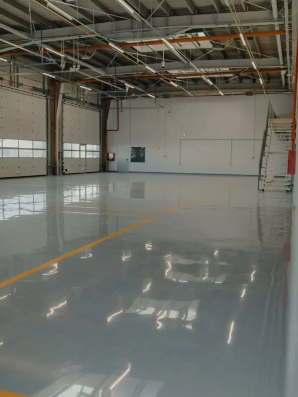 un-garage-il-pavimento-verniciato-con-resina-epossidica-scaled
