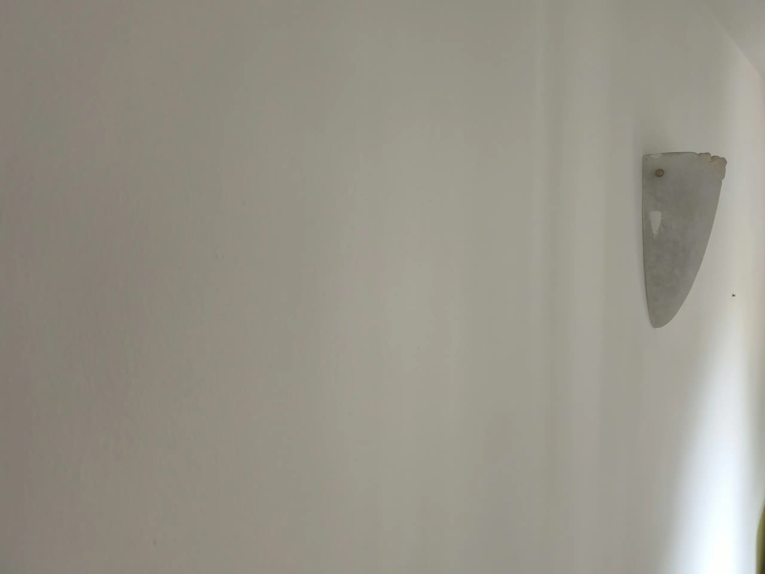 fissativo-per-pittura-in-corridoio-scaled.