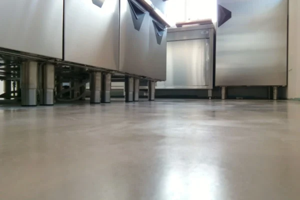 pavimento-in-microcemento-in-cucina-scaled.