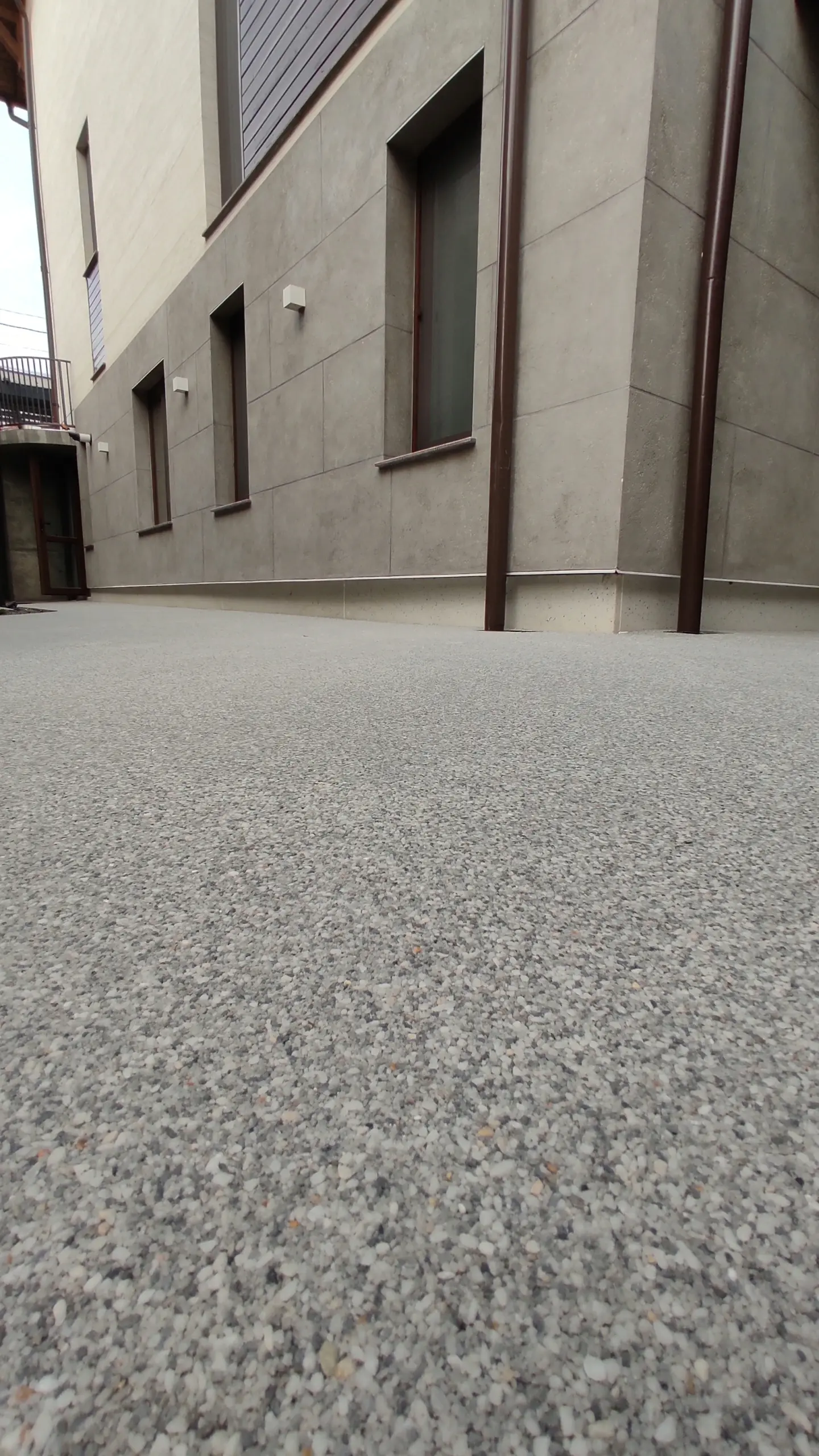 pavimento-in-sasso-drenante-scaled