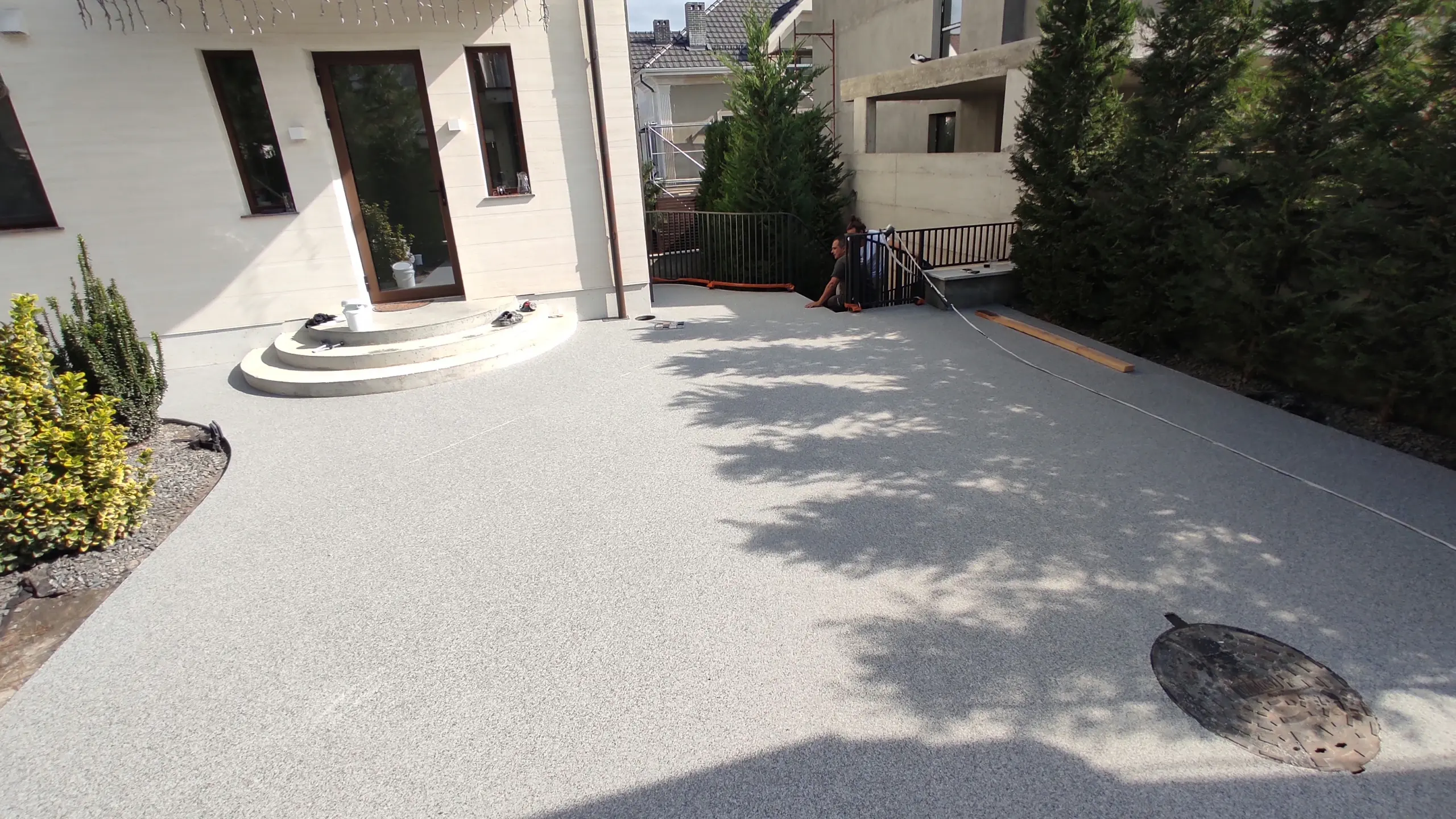 pavimento-per-esterno-con-resina-e-sassi-scaled.