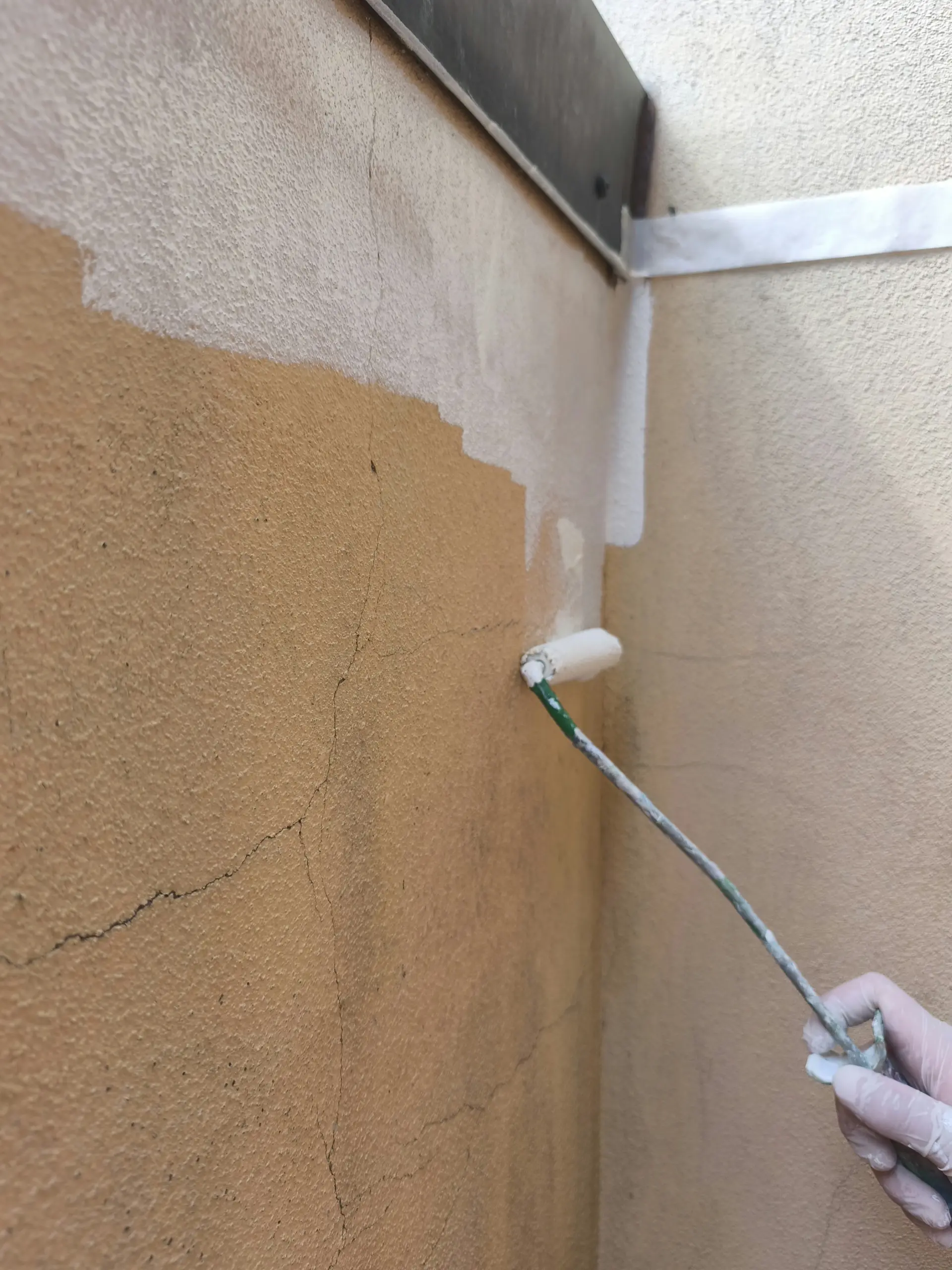 preparazione-per-applicare-il-fissativo-scaled.