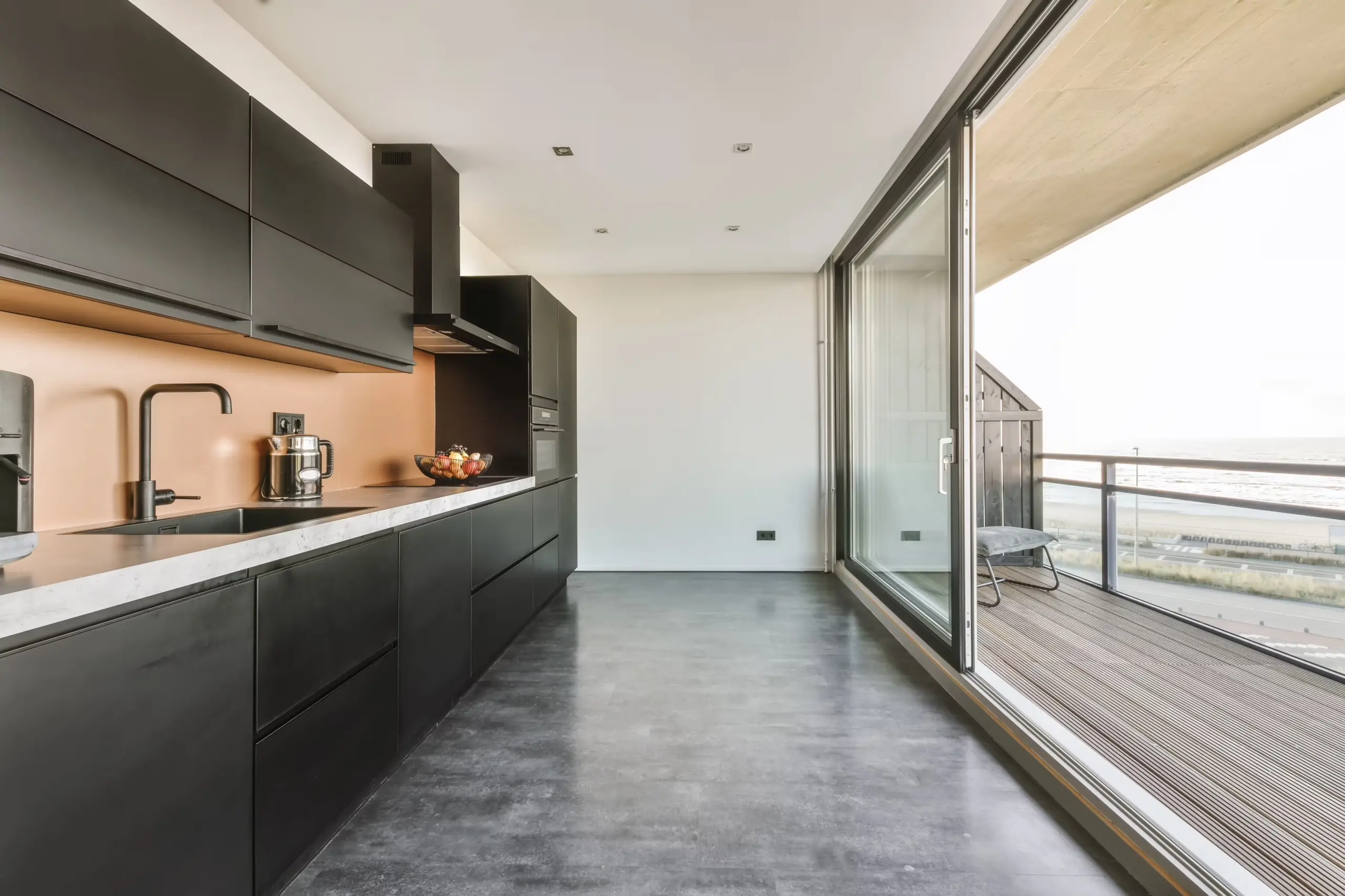 cucina-con-rivestimento-pavimento-in-microcemento-con-siggilatura-in-resina-trasparente-scaled