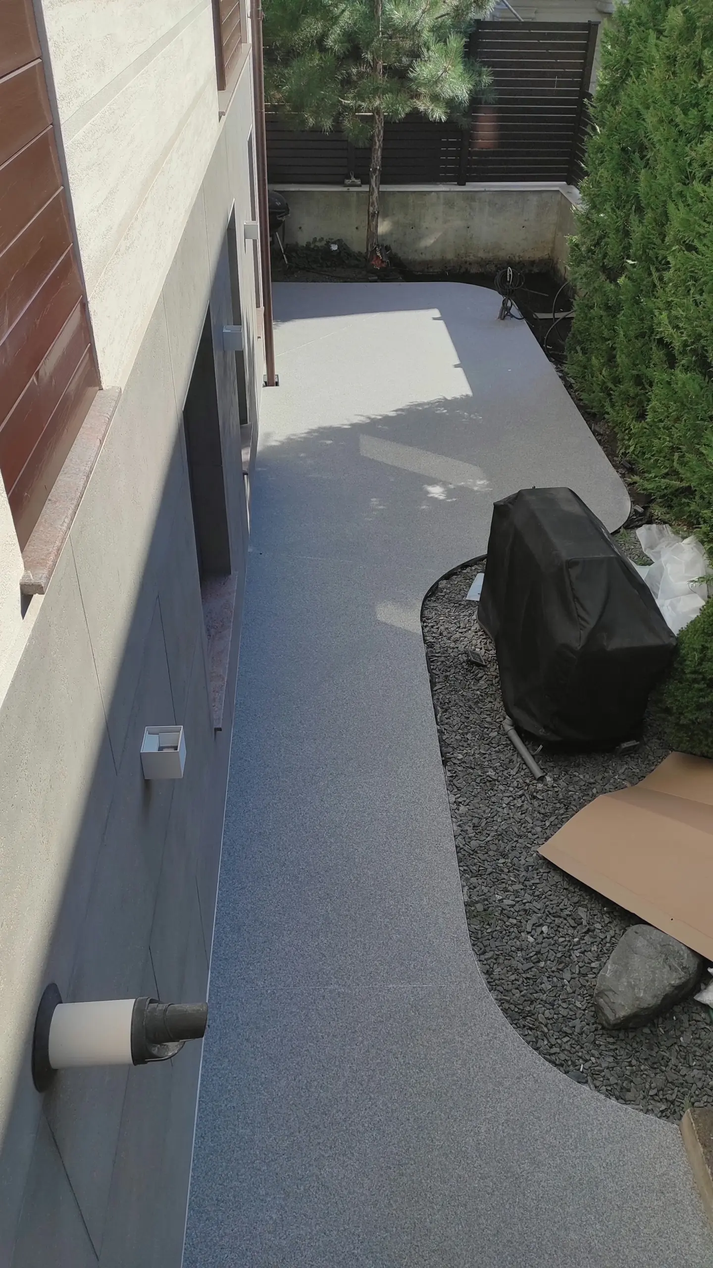 pavimento-in-ghiaia-resinata-scaled.