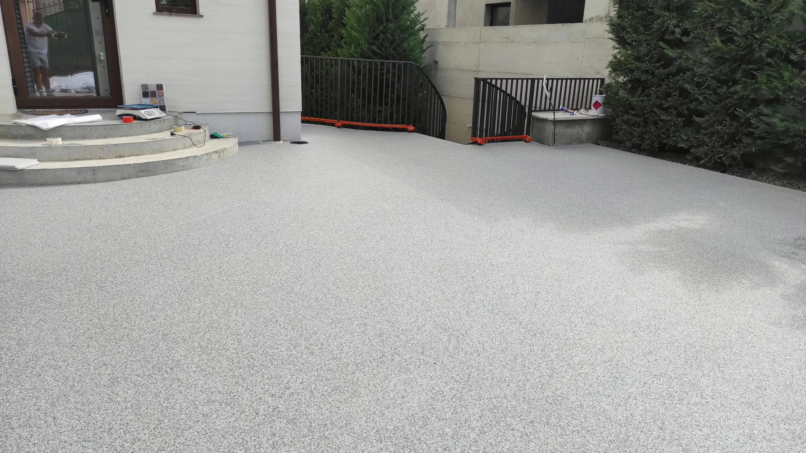 pavimento-in-ghiaia-resinata_1-scaled.