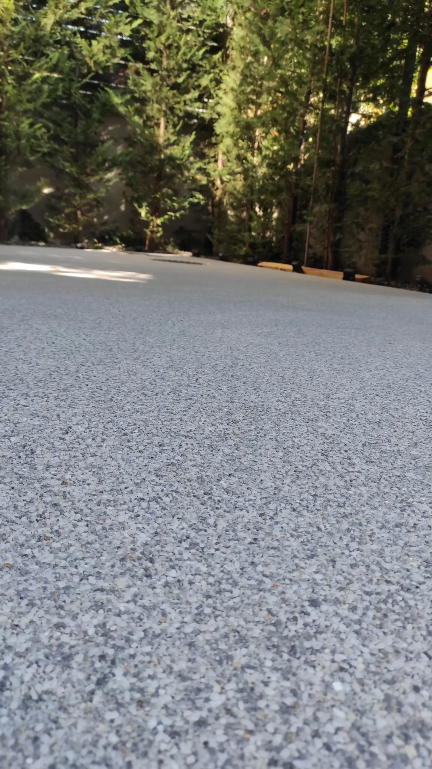 pavimento-per-esterno-in-ghiaia-resinata-scaled