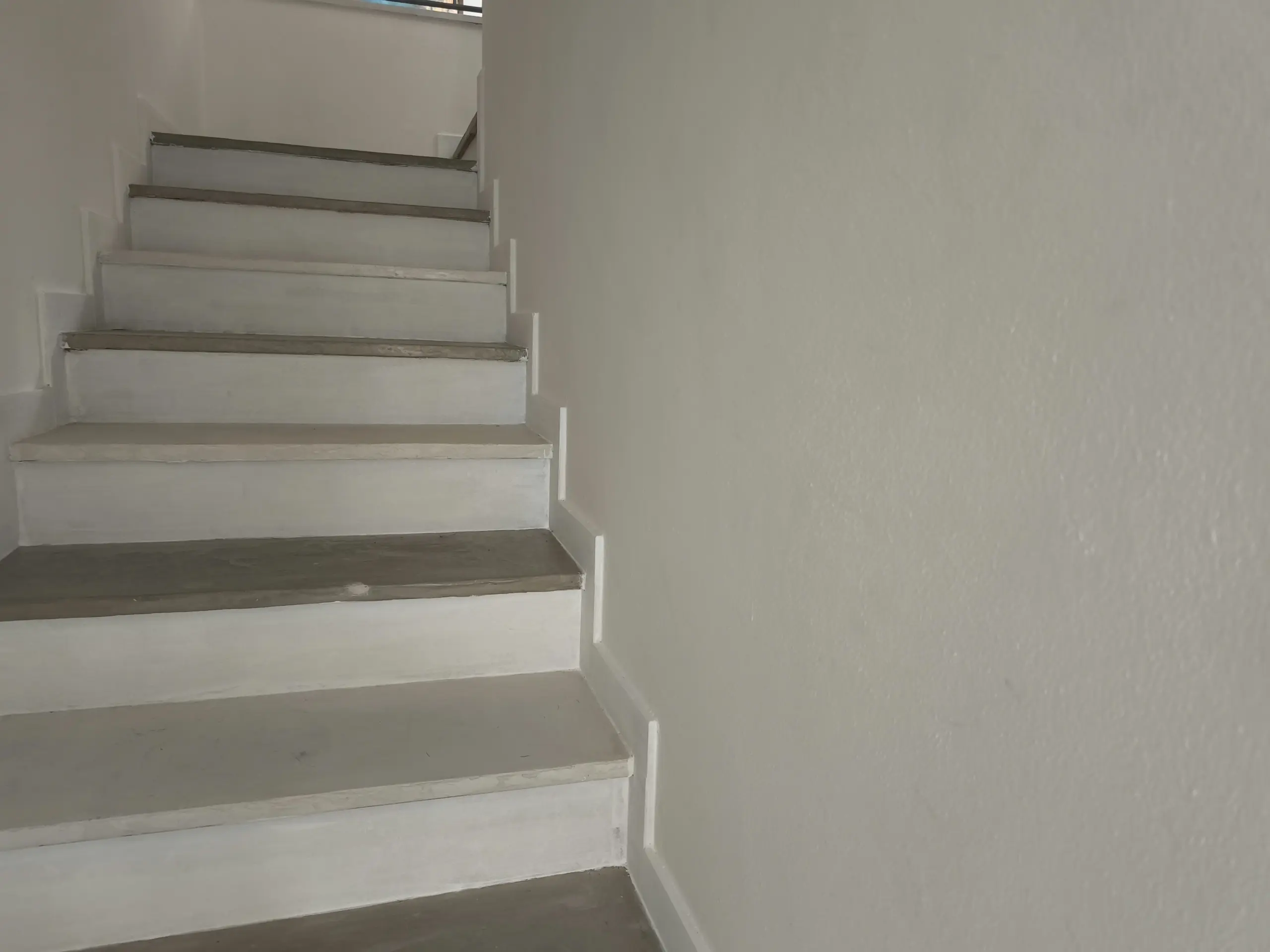 scala-in-microcemento-bicolore-scaled