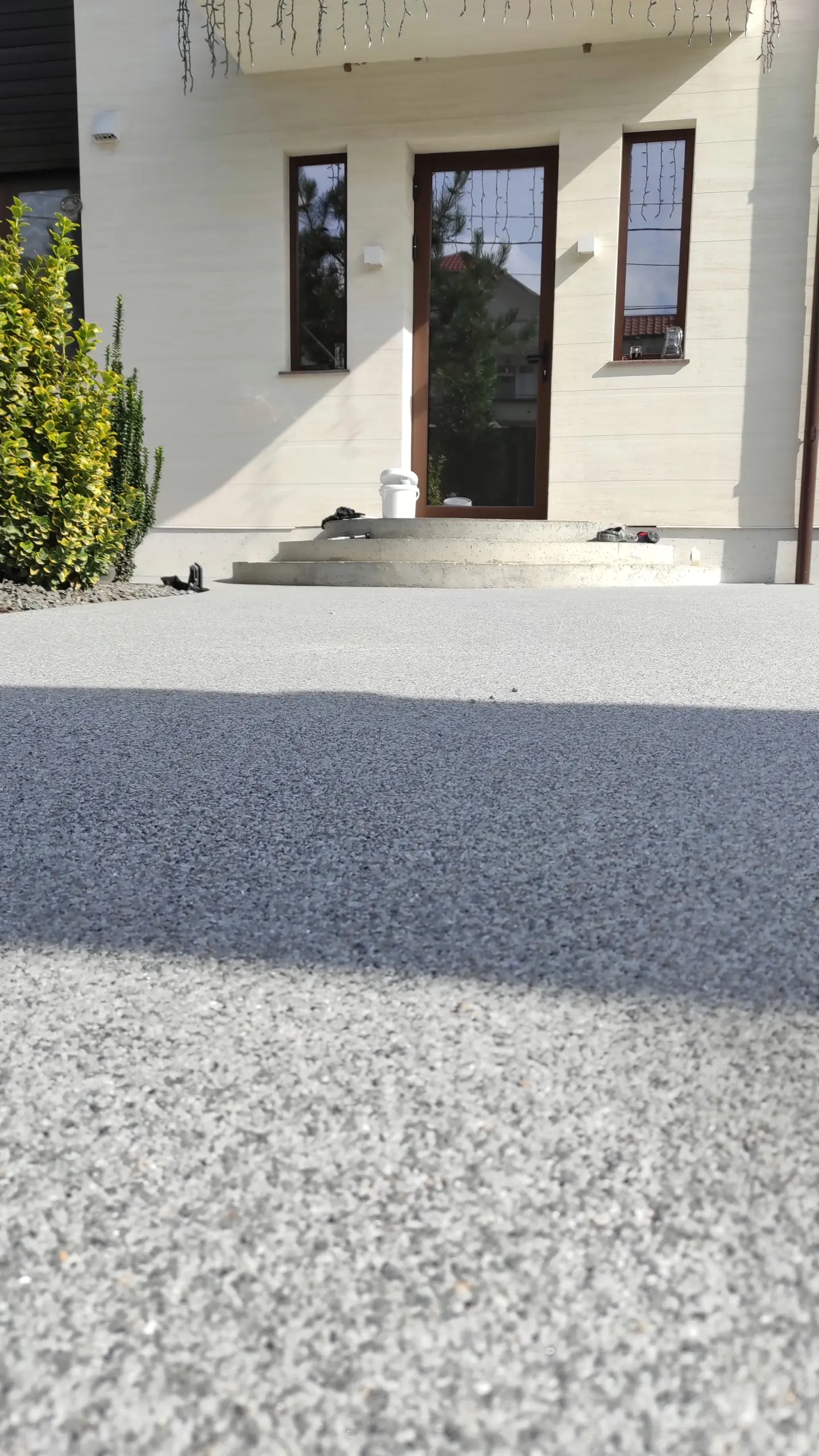 cortile-rivestito-con-resina-epossidica-per-ghiaia